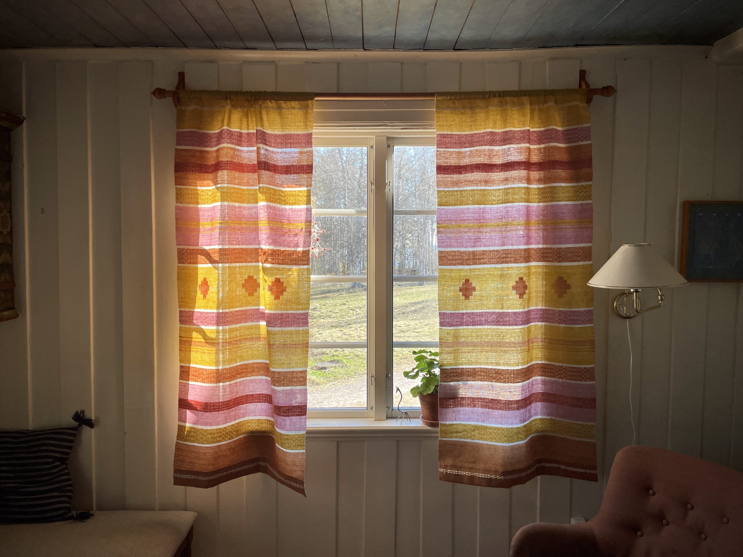 Leenderidder-Gardiner Ett fönster med vävda gardiner.